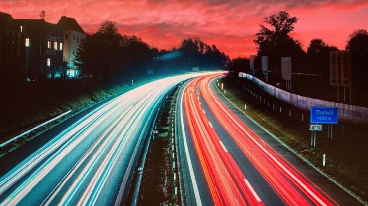 Vertwittert: Mit dem dramatischen Foto einer Schweizer Autobahn macht das Bundesverkehrsministerium gegen ein Tempolimit auf Deutschlands Straßen mobil.
Screenshot: Tobias Schmidt