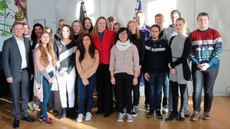 Die 18 Schüler des Willms sind von Landtagspräsidentin Gabriele Andretta (in rot) und Deniz Kurku (li.) im Niedersächsischen Landtag begrüßt worden. 