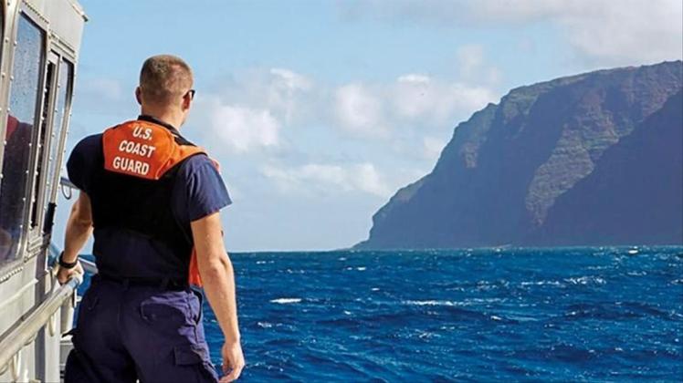 Ein Kutter der US-Coast Guard bei der Suche nach dem Ausflugshubschrauber vor der Küste der hawaiianischen Insel Kauai. 