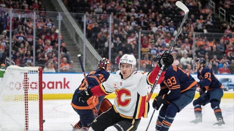 Mikael Backl von den Calgary Flames jubelt nach einem Treffer gegen die Edmonton Oilers. 