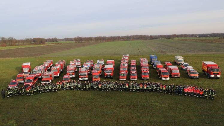 Von der Drehleiter aus festgehalten: 200 Einsatzkräfte mit fast 50 Fahrzeugen sind am Samstag in Hatten angerückt um Kreisbereitschaftsführer Klaus Stolle zu verabschieden. Foto: Max Eilers Von der Drehleiter aus festgehalten: 200 Einsatzkräfte mit fast 50 Fahrzeugen sind am Samstag in Hatten angerückt um Kreisbereitschaftsführer Klaus Stolle zu verabschieden. Foto: Max Eilers