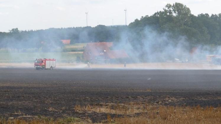 In Folge der Trockenheit sind auch 2019 wieder einige Stoppelfelder abgebrannt. Wie hier in Pente, war die Freiwillige Feuerwehr Bramsche häufiger im Einsatz. Foto: Björn Dieckmann
