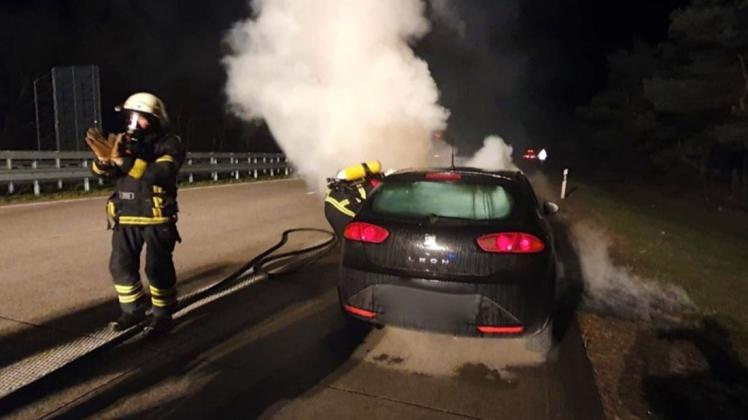 Beim Eintreffen der Feuerwehr brannte der Motorraum des Fahrzeugs bereits in voller Ausdehnung. Foto: Feuerwehr