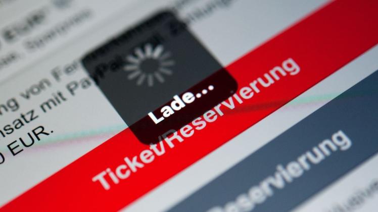 Mit der Navigator-App der Deutschen Bahn braucht man sein Ticket nicht extra ausdrucken. Foto: dpa/Sebastian Gollnow