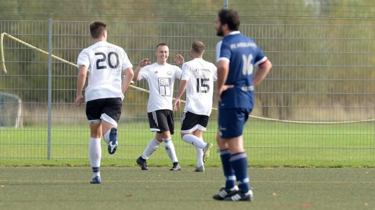 Torjäger Richie Ahrens vom 2019/20 bislang stets siegreichen FSV Kühlungsborn II (Mitte/hier mit Jonas Koopmann/links und Tim Schmitt/Nummer 15) hat auch in dieser Saison wieder viel Grund zur Freude.