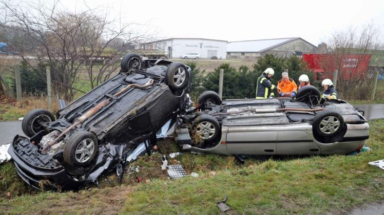 Bei Hanstorf überschlugen sich nach einem Unfall zwei Autos. Sechs Personen wurden verletzt, eine schwebt in Lebensgefahr.