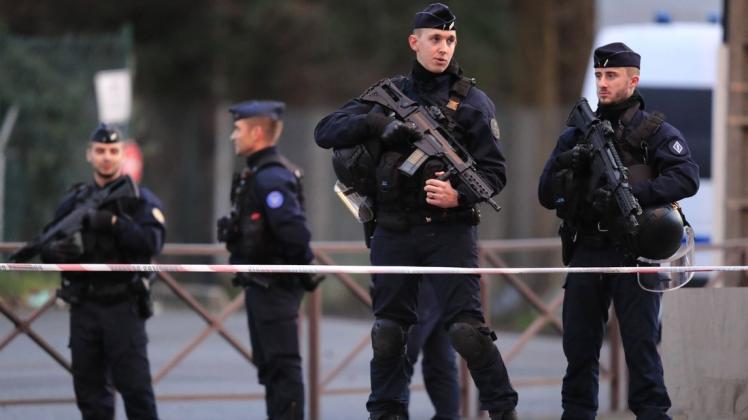 Polizisten sichern den Tatort nach einer Messerattacke. Foto: dpa/Michel Euler