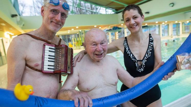 Geburtstagsfeier im Moskaubad: Gerd Werner ist 100 Jahre alt geworden und geht jeden Samstag schwimmen. Foto: Swaantje Hehmann
