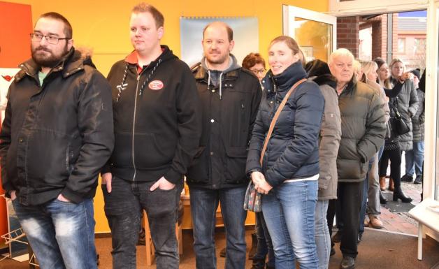 Schlange stehen für Büttenabendkarten: Nicht alle kamen am Samstag im Reisebüro Ganter Reisen zum Zuge, nach Eindreiviertelstunden waren die heiß begehrten Tickets vergriffen. Foto: Dirk Hamm Schlange stehen für Büttenabendkarten: Nicht alle kamen am Samstag im Reisebüro Ganter Reisen zum Zuge, nach Eindreiviertelstunden waren die heiß begehrten Tickets vergriffen. Foto: Dirk Hamm