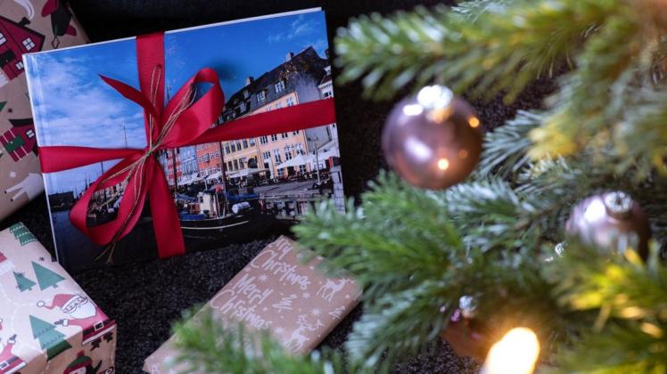 Fotobücher sind ein beliebtes Geschenk zu Weihnachten. Foto: dpa/ Swen Pförtner