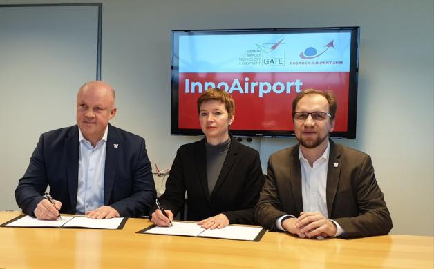 Den Kooperationsvertrag unterzeichnen am Montag am Flughafen Rostock-Laage Gate-Präsident Kay Bärenfänger, Flughafenchefin Dörthe Hausmann sowie Jens Reinhard, General Manager bei Gate.