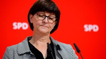 Ist sie zufrieden? So halbwegs, Die neue SPD-Chefin Sakia Esken nannte den Klima-Kompromiß einen "ersten Schritt" und  nahm für die SPD in Anspruch, dass die Nachbesserungen auch auf ihr Konto gingen Foto:Odd ANDERSEN / AFP