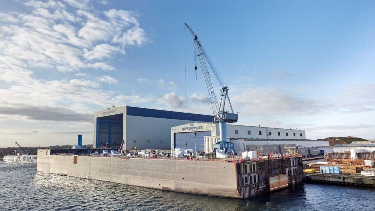 Mit Hilfe von zwei Schleppern verließ das 140 Meter lange und 42 Meter breite schwimmfähige Floating Engine Room Unit (Feru) am Montag das Schiffbauunternehmen. Das Feru wird in den kommenden Tagen auf dem Seeweg zur Werft Meyer Turku in Finnland überführt.