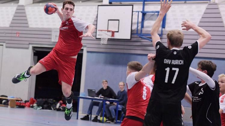 Geschafft: Marcel Cuda (am Ball) spielt mit der A-Jugend der HSG Delmenhorst für den Rest der Saison in der Oberliga weiter. Foto: Rolf Tobis Geschafft: Marcel Cuda (am Ball) spielt mit der A-Jugend der HSG Delmenhorst für den Rest der Saison in der Oberliga weiter. Foto: Rolf Tobis
