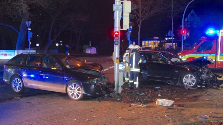 Bei einem Unfall an der Bremer Straße/ Ecke Langenwischstraße hat es am späten Montagabend heftig gekracht. Foto: Günther Richter