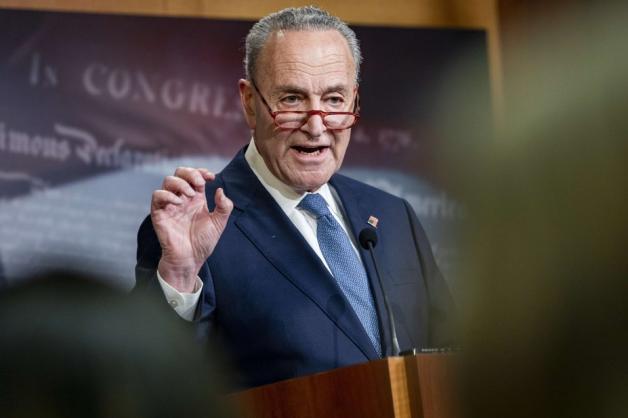 Chuck Schumer von den Demokraten führt die Minderheit im Senat an. Er kritisierte die Pläne seines republikanischen Kollegen im Senat, Mitch McConnell. Foto: AFP/Samuel Corum/Getty Images