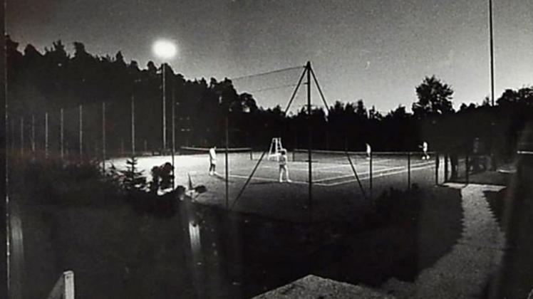 Ab 1971 - zwei Jahre nach Gründung der Tennisabteilung - flog der Ball in Hollage bei Flutlicht über das Netz. Foto: Blau-Weiss Hollage/Tennisabteilung