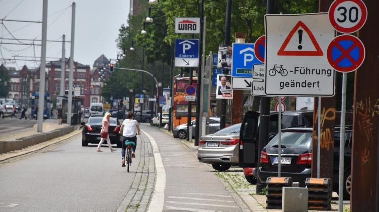 Seit September 2018 teilen sich Auto- und Radfahrer die Lange Straße in Rostock. Radentscheid hält die Situation für untragbar.