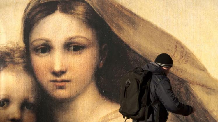 Alle Augen werden auf Raffael gerichtet sein: Im Jahr 2020 erinnert die Kunstwelt an den 500. Todestag des Renaissancegenies. Im Bild: Ein Plakat des Gemäldes "Sixtinische Madonna" von Raffael. Foto: Sebastian Kahnert/dpa