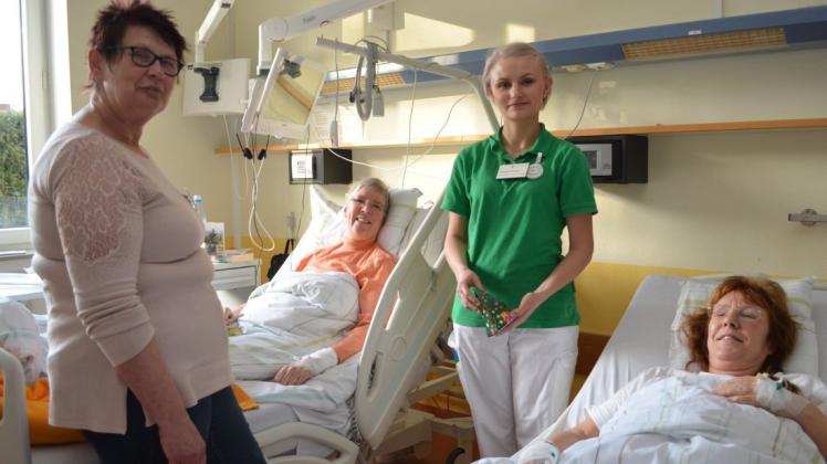 Ingeburg Masukowitz (links) und Elisabeth Borger (Mitte) kümmern sich um Gabriele Wobser, Kerstin Haack (rechts) und andere Patienten, die während der Festtage in der Klinik Stenum bleiben. Foto: Thomas Deeken