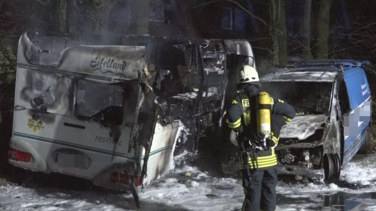 In Brinkum sind in der Nacht zu Freitag ein Wohnwagen und ein Kleintransporter ausgebrannt.. Foto: Nonstopnews