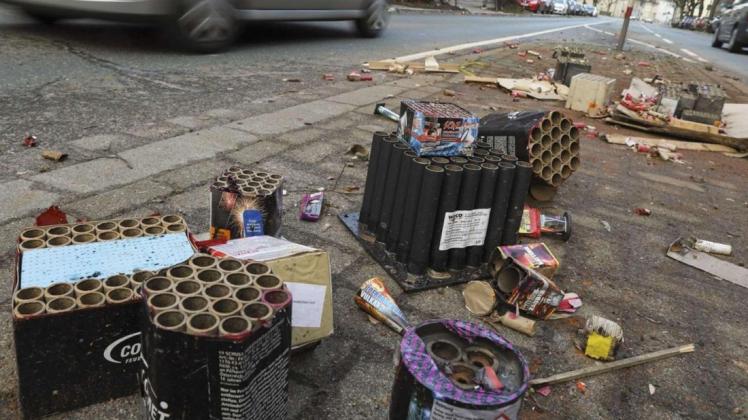 Jedes Jahr das gleiche Bild: Am Neujahrsmorgen wird der Müll sichtbar, den das Feuerwerk hinterlässt. Wer ist zuständig für die Entsorgung? Foto: Gert Westdörp Jedes Jahr das gleiche Bild: Am Neujahrsmorgen wird der Müll sichtbar, den das Feuerwerk hinterlässt. Wer ist zuständig für die Entsorgung? Foto: Gert Westdörp