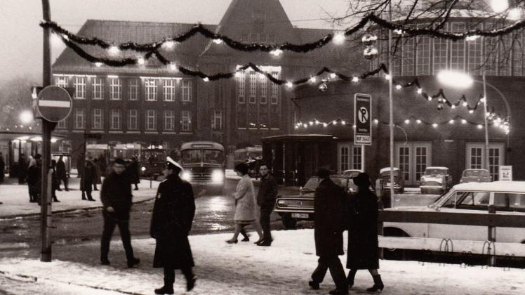 Adventszeit anno 1965: Noch war der Rathausplatz mit der Businsel ein Verkehrsknotenpunkt. Archivfoto: Hermann Weizsäcker