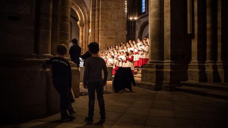 Große Musik für kleine Menschen: Domchordirektor Clemens Breitschaft führte Kinder im Dom durch Bachs Weihnachtsoratorium. Foto: Michael Gründel