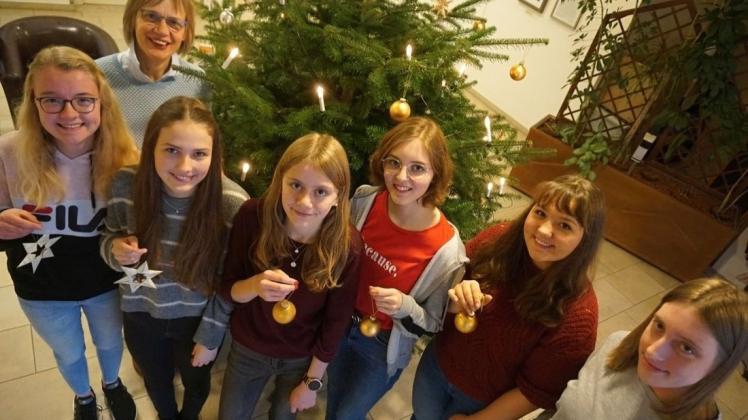 Sie sorgen für stimmungsvolle Weihnachtsdeko: Vivien (von links), Marie, Lea, Leonie, Finnja und Meret. Seelsorgerin Waltraud Kipp (hinten links) assistiert. Foto: Ulrike Havermeyer