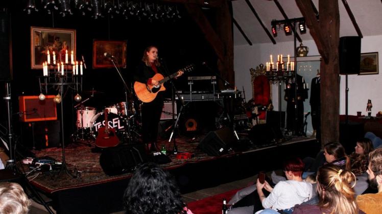 Sterre Weldring aus Amsterdam begeisterte mit gefühlvollen Songs und toller Stimme. Foto: Gerd Mecklenborg Sterre Weldring aus Amsterdam begeisterte mit gefühlvollen Songs und toller Stimme. Foto: Gerd Mecklenborg