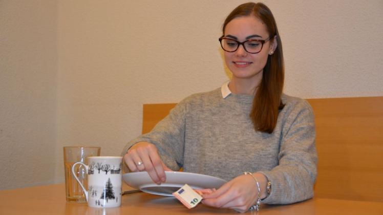 Lisa Jankowski erzählt von polnisch-schlesischen Weihnachten und verrät, warum ihre Familie Geld unter dem Teller beim Weihnachtsessen legt. Foto: Sebastian Hanke Lisa Jankowski erzählt von polnisch-schlesischen Weihnachten und verrät, warum ihre Familie Geld unter dem Teller beim Weihnachtsessen legt. Foto: Sebastian Hanke
