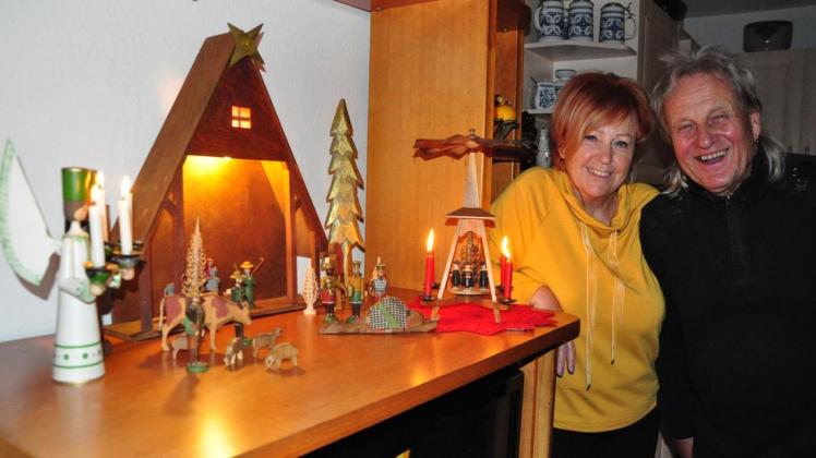 Bei Berluc-Trommler Dietmar Ränker und seiner Frau Regina gehören die Krippe von Ränkers Mutter und die gedrechselten Engelskerzenständer eines Berluc-Fans zum Weihnachtsfest dazu.