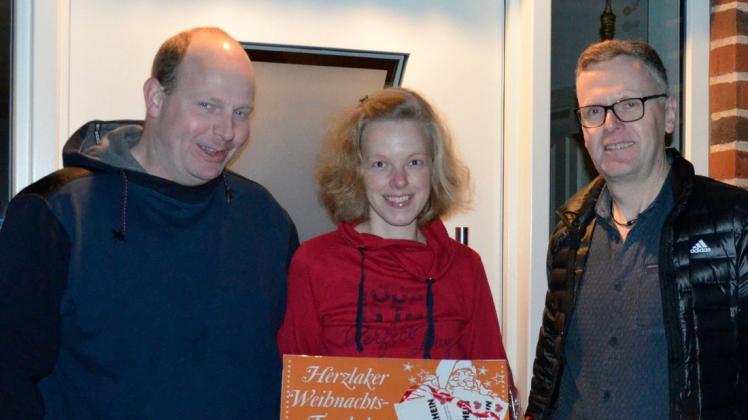 Frei Haus lieferte Martin Linger (rechts) den Hauptpreis der Herzlaker Weihnachtstombola an Kathrin Dall, die sich zusammen mit Dennis Mersch (links) darüber freute. 
