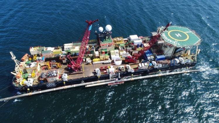 Auf einer Plattform am Pipeline-Verlegeschiff "Castoro 10" vor der Südostspitze der Insel Rügen arbeiten Fachleute an der Ostsee-Erdgaspipeline Nord Stream 2. Foto: dpa/Stefan Sauer Auf einer Plattform am Pipeline-Verlegeschiff "Castoro 10" vor der Südostspitze der Insel Rügen arbeiten Fachleute an der Ostsee-Erdgaspipeline Nord Stream 2. Foto: dpa/Stefan Sauer
