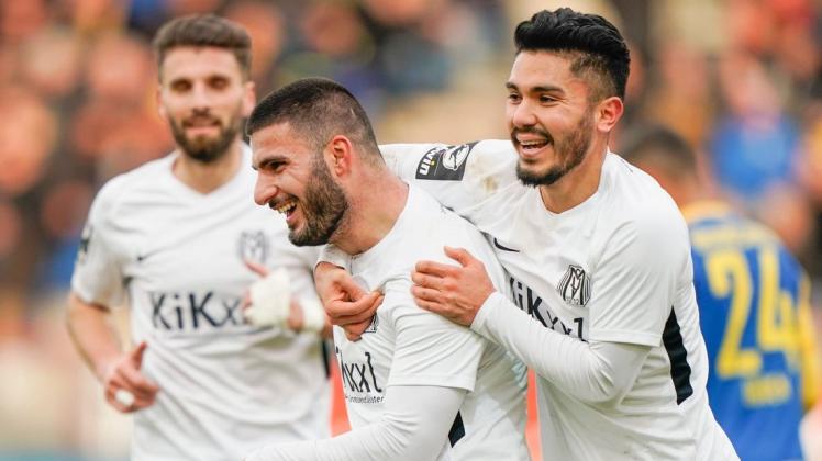 Jubeln wie Valdet Rama, Deniz Undav und Hassan Amin (v.l.) will der SV Meppen auch im Fußballjahr 2020. Foto: Scholz