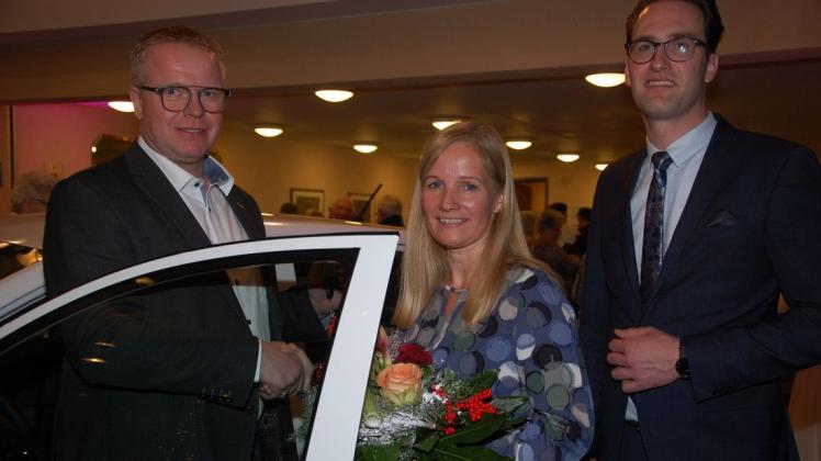Überraschung: Silke Schütte gewinnt den Hauptpreis. Raphael Stock und Carsten Strunk (links) vom Autohaus Walkenhorst gratulierten.  
