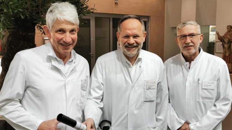 Sein Amt als Ärztlicher Direktor gibt Dr. Martin Reckels (Mitte) an seinen Kollegen Dr. Dietrich Keller (links) ab. Stellvertretender Ärztlicher Direktor wird Dr. Jörg Leifeld. 