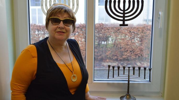 Die Hebräisch-Lehrerin Svetlana Koschuba feiert Ende Dezember Hanukkah, das jüdische Lichterfest.