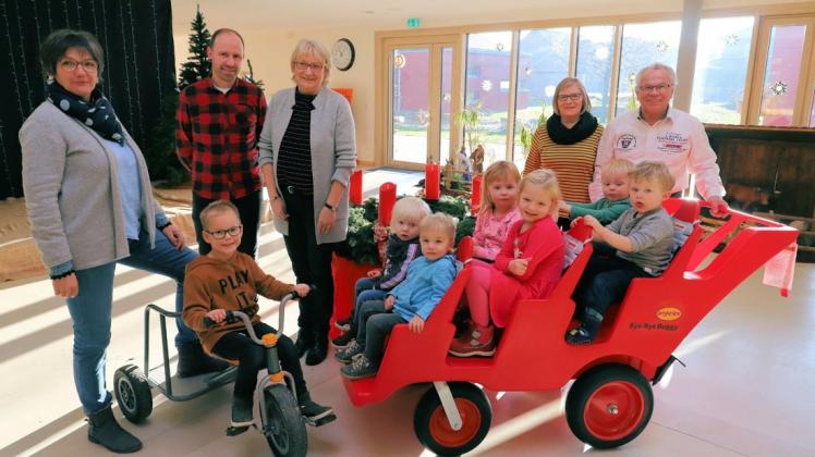 Auch die drei Ankumer Kindergärten profitierten 2019 von der Stiftung. Von links:  Karin Kleine-König, Kai Ferati, Elisabeth Thale, Gertrud und Clemens Seelmeyer. Foto: Thomas Oeverhaus