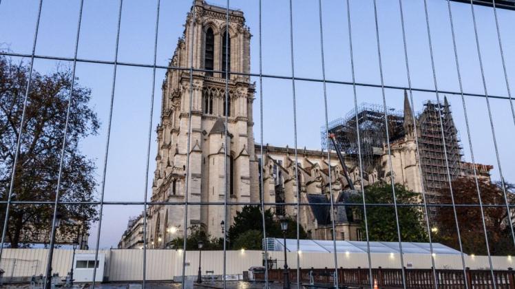 Ein Bauzaun schirmt in diesen Tagen die Kathedrale Notre Dame von Besuchern ab. Foto: imago images/Hans Lucas