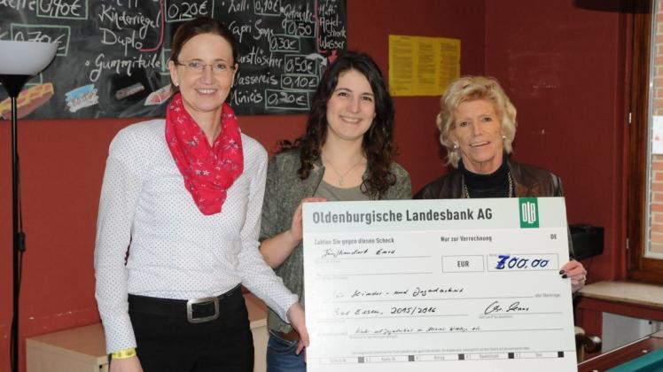 Den symbolischen Scheck, der bereits häufiger zum Einsatz gekommen ist, überreichte Christina Claas (rechts) an Jana Nega (Mitte) und Tanja Strotmann. Foto: Karin Kemper