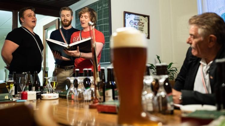 Kein Schnaps: Beim Kegelklub Pumpe gibt es Bier. Wilhelm Bosse (rechts) lauscht dem Gesang einiger junger Pumpianer. Foto: Michael Gründel