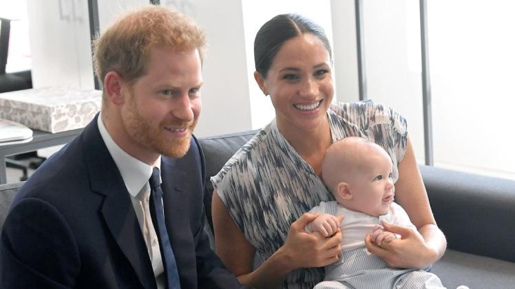 Prinz Harry mit Frau und Kind im September in Südafrika. Foto: imago images/Starface
