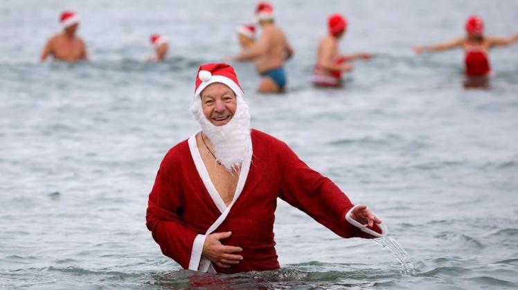 Die Rostocker Seehunde gehen bei jedem Wetter ins Wasser, solange es frei ist, berichtet Vereinschef Dietmar Marquardt. Zu Weihnachten kostümieren sich die Eisbader gern festlich.