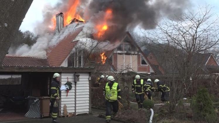 Rasend schnell zündeten die Flammen im Dachstuhl durch. Foto: Nonstopnews