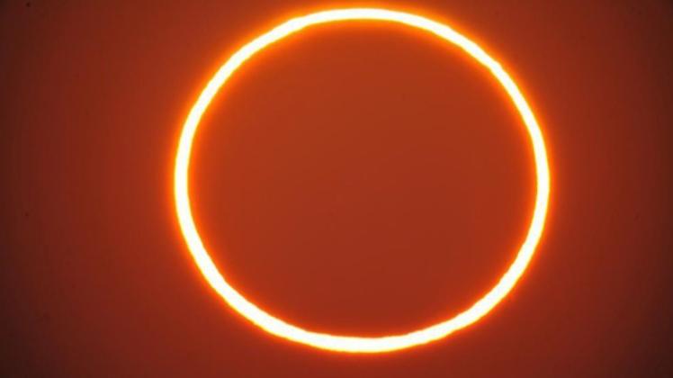 Das Feuerring-Phänomen: Der Mondschatten verdunkelt während einer jährlichen Sonnenfinsternis die Sonne. Foto: dpa/-/Saudi Press Agency