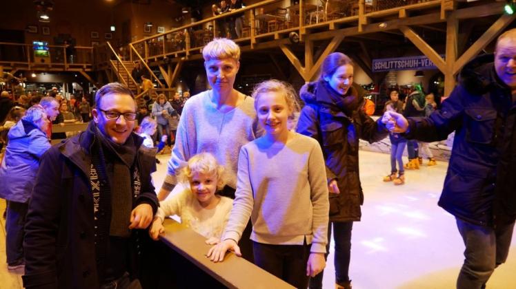 Von der Eisbahn im Erlebnisdorf sind Stine und Mina (r.) begeistert. Mutter Kristina und Vater Michael Lüdtke verbringen wie viele andere Familien die Weihnachtstage mit ihren Kindern bei Karls in Rövershagen.