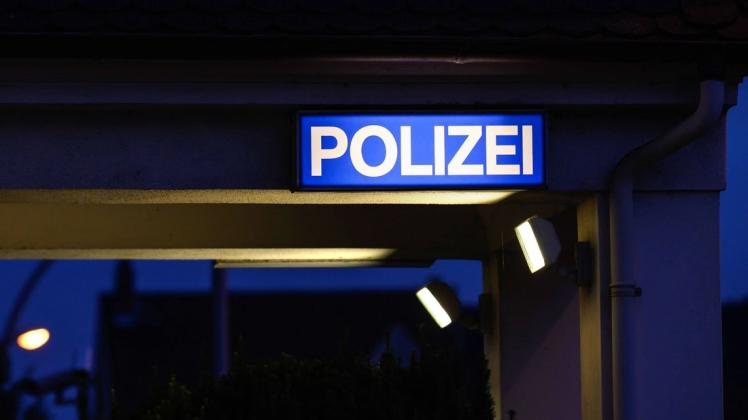 Auf der Polizeidienststelle fiel der 31-Jährige vor der Frau auf die Knie. Foto: dpa/Silas Stein