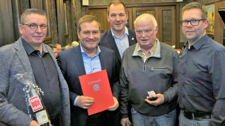 Über die Auszeichnung von Hans-Jörg Koralewski (Zweiter von rechts) freuen sich  Michael Kremkus (von links), Guido Pott, Benno Trütken und Matthias Wübbel. Foto: Jürgen Schwietert