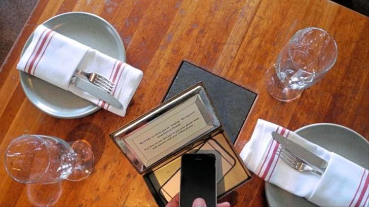 In die „Mobile Box“ können Handynutzer ihr Smartphone legen, wenn sie eine digitale Auszeit brauchen. 